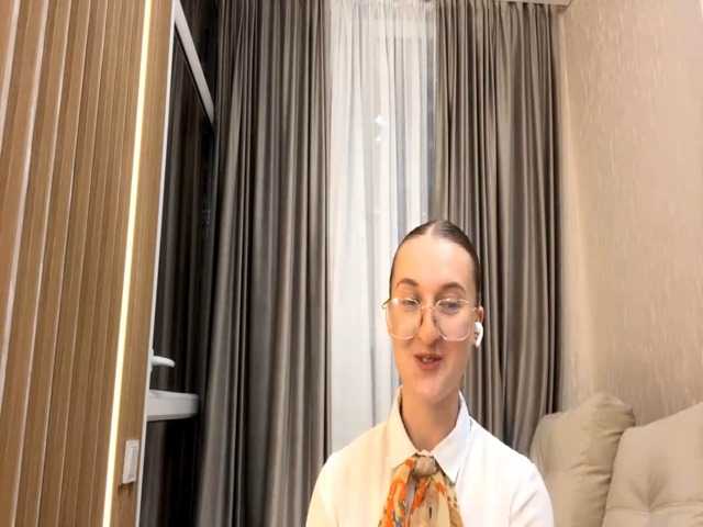 DionneCrum live cam on BongaCams