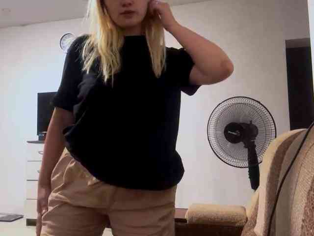 LoritaWhisted webcam