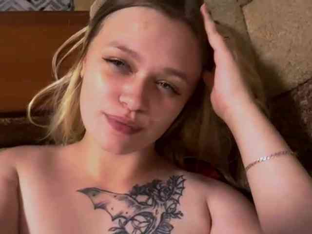 LoritaWhisted webcam