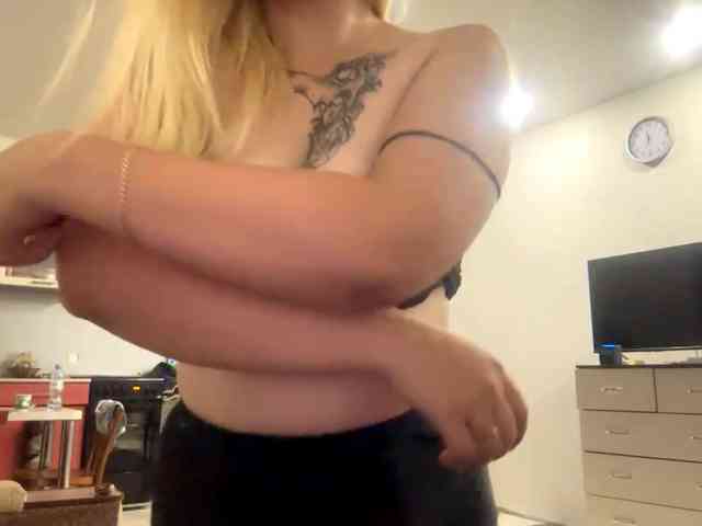 LoritaWhisted webcam