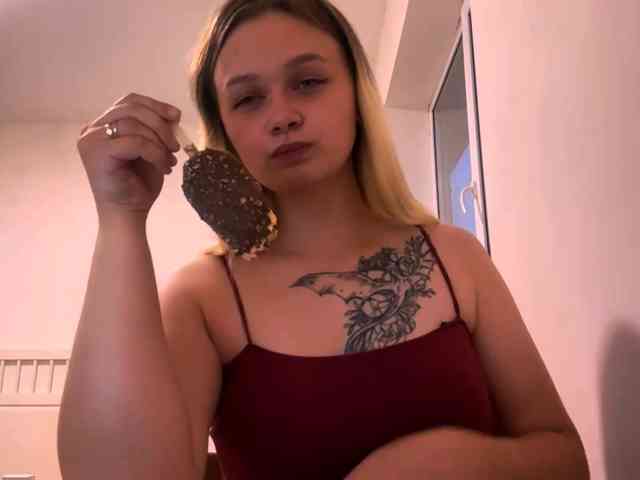 LoritaWhisted webcam