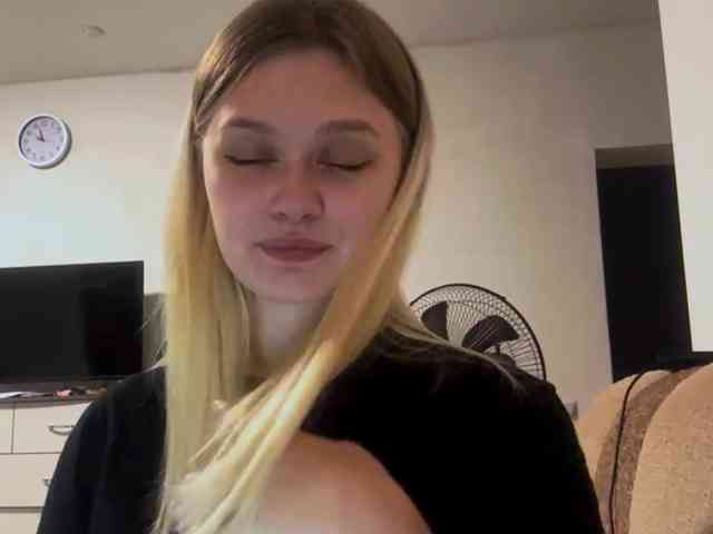 LoritaWhisted webcam