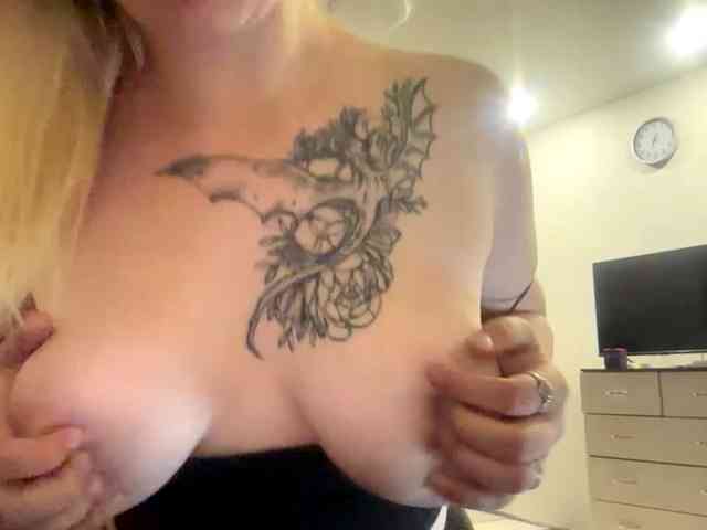 LoritaWhisted webcam