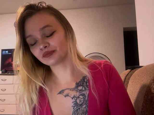 LoritaWhisted webcam