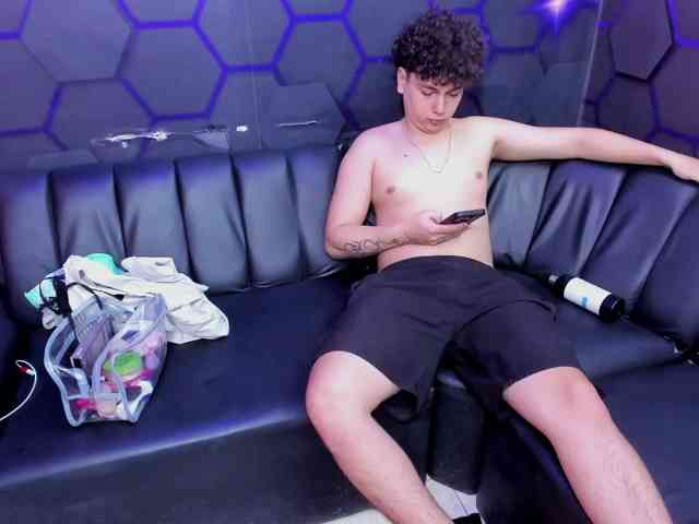 Blow2job-latt's cam show statistics and live stream