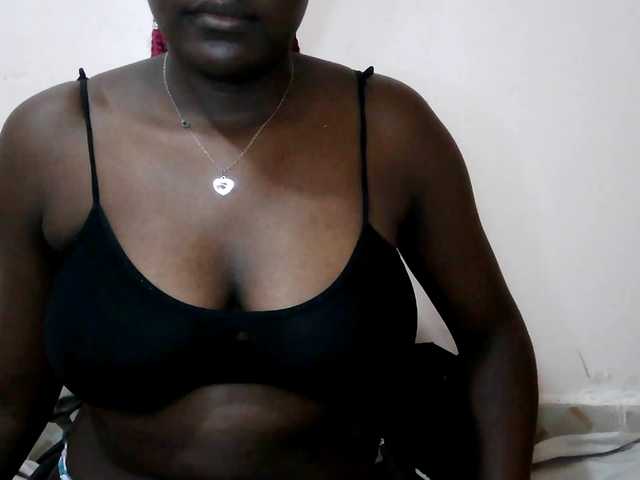 Queen-melody live cam on BongaCams