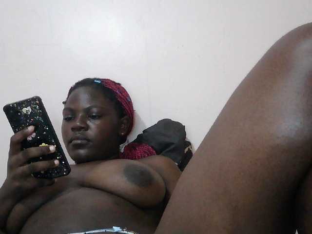 Queen-melody live cam on BongaCams