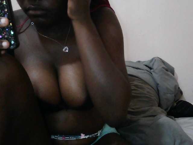 Queen-melody live cam on BongaCams
