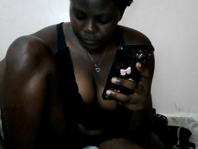 Queen-melody live cam on BongaCams