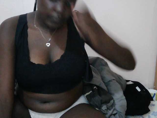 Queen-melody live cam on BongaCams