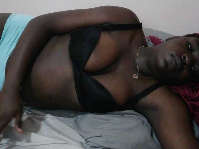 Queen-melody live cam on BongaCams