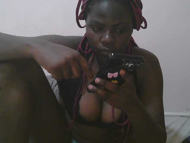 Queen-melody live cam on BongaCams