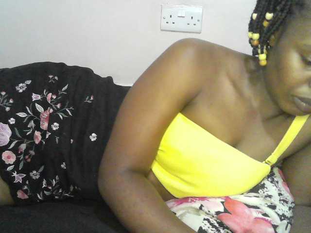 Queen-melody live cam on BongaCams