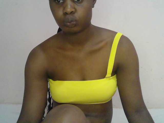 Queen-melody live cam on BongaCams
