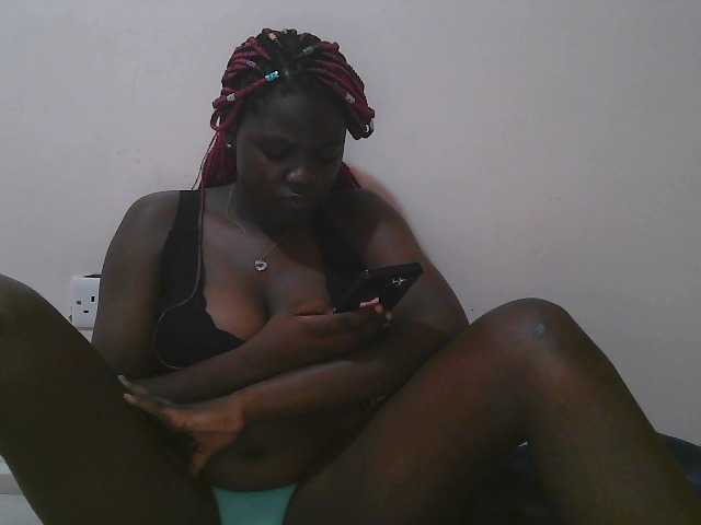 Queen-melody live cam on BongaCams