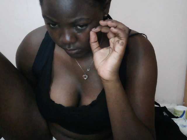 Queen-melody live cam on BongaCams