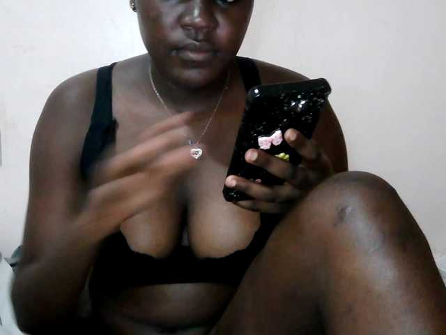 Queen-melody live cam on BongaCams