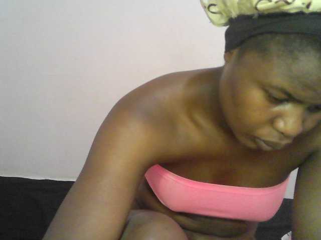 Queen-melody live cam on BongaCams