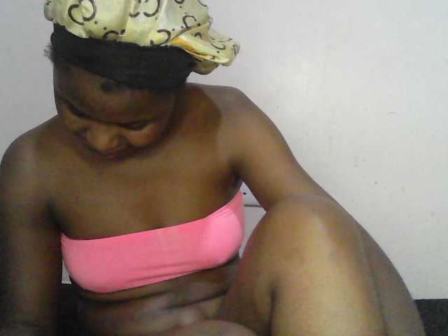 Queen-melody live cam on BongaCams