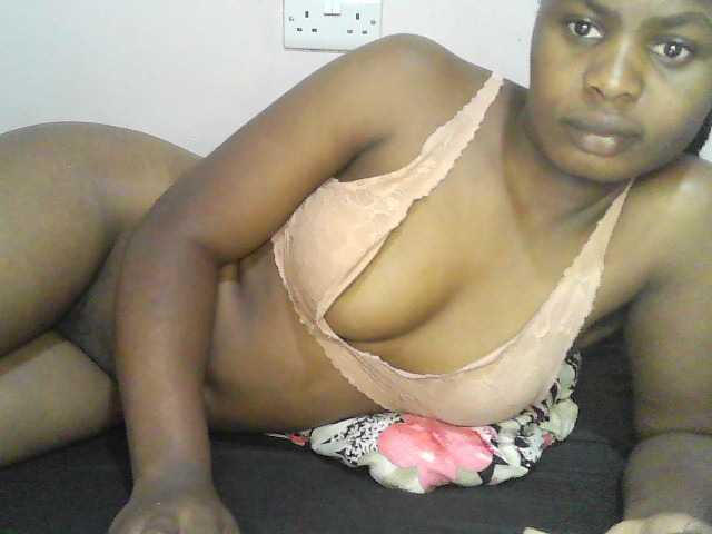 Queen-melody live cam on BongaCams