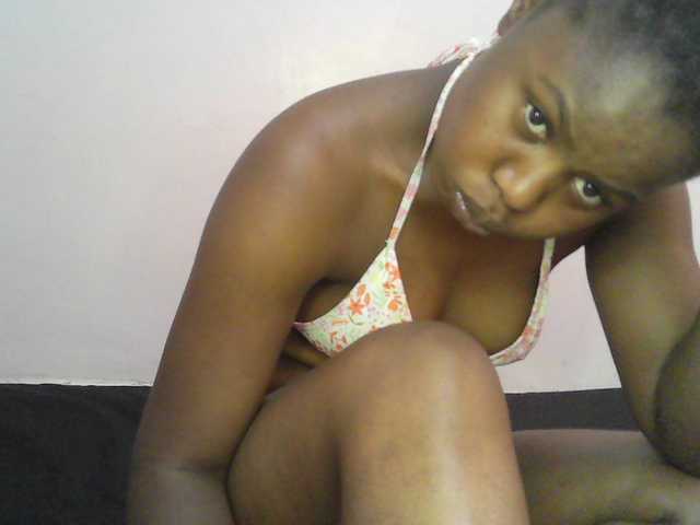 Queen-melody live cam on BongaCams