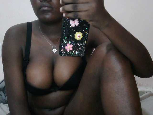 Queen-melody live cam on BongaCams