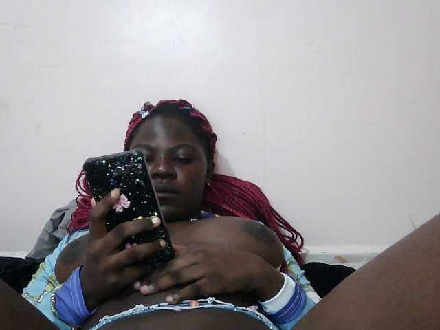Queen-melody live cam on BongaCams