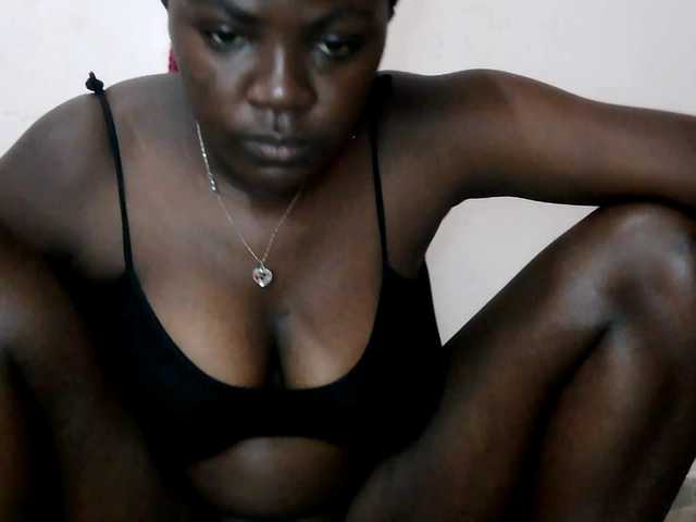 Queen-melody live cam on BongaCams
