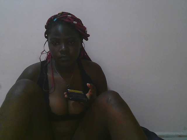 Queen-melody live cam on BongaCams
