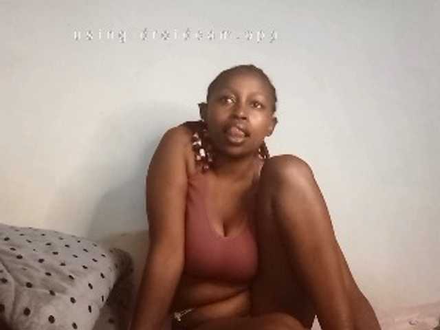 Queen-melody live cam on BongaCams
