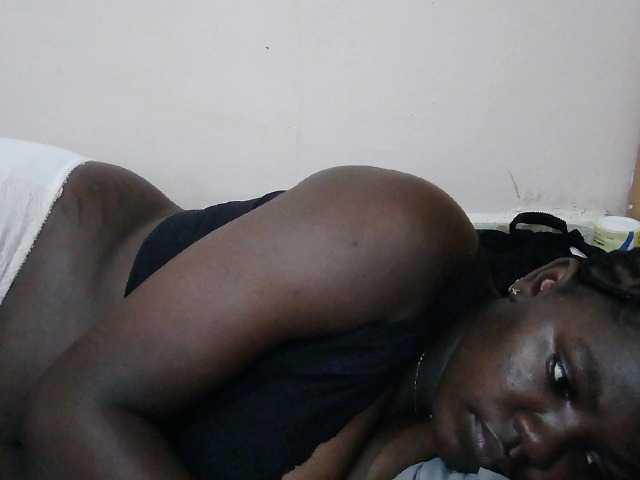 Queen-melody live cam on BongaCams