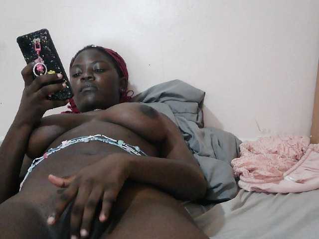 Queen-melody live cam on BongaCams