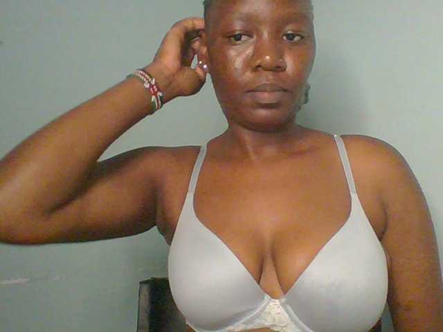 Lovely-browney live cam on BongaCams