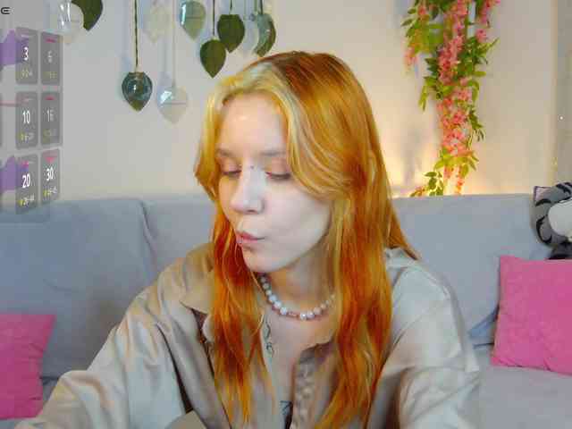 PollyRedhead webcam