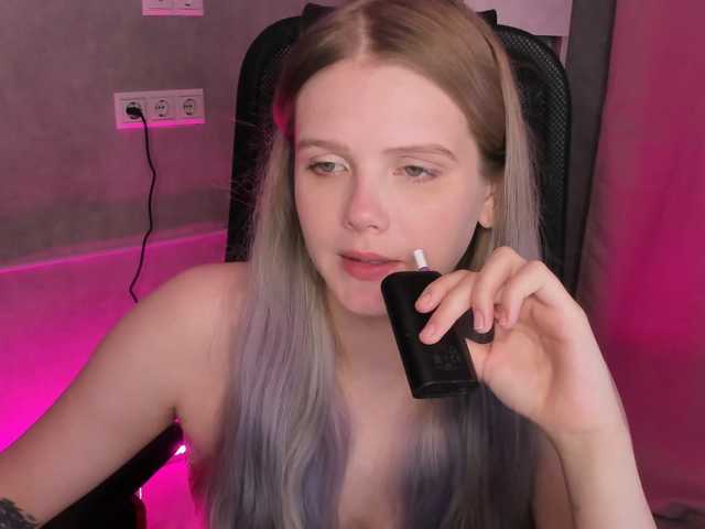 Alisa-Allison live cam on BongaCams