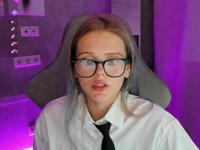 Alisa-Allison live cam on BongaCams