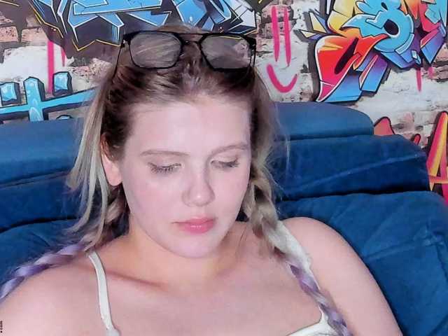 Alisa-Allison live cam on BongaCams