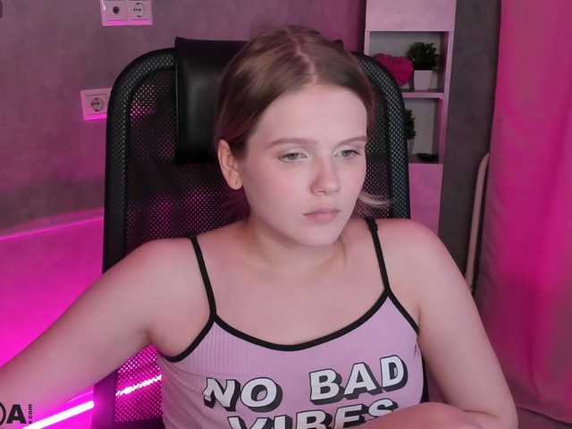 Alisa-Allison live cam on BongaCams