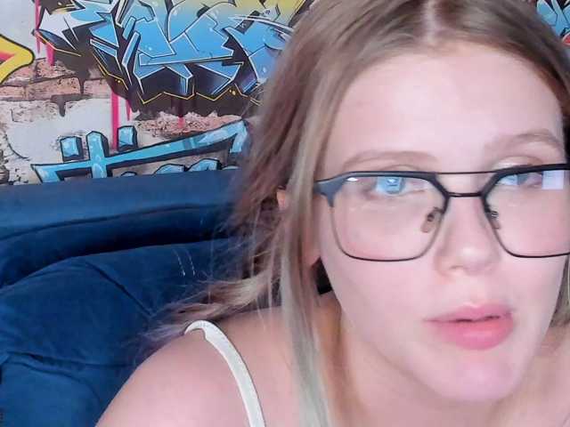 Alisa-Allison live cam on BongaCams