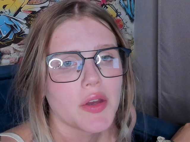 Alisa-Allison live cam on BongaCams