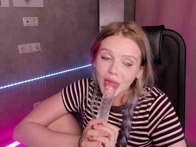 Alisa-Allison webcam