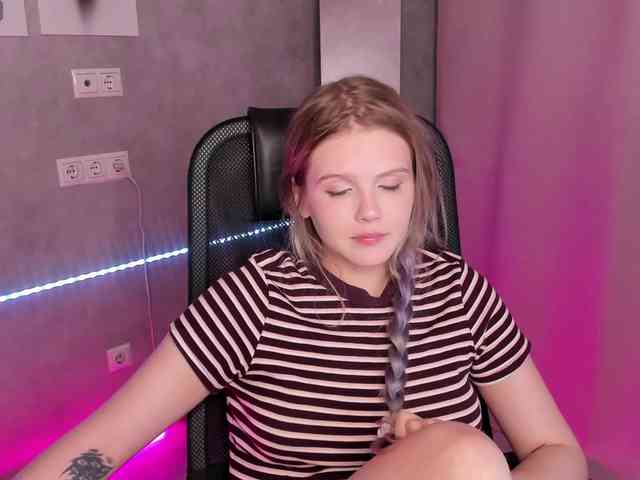 Alisa-Allison webcam