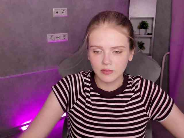 Alisa-Allison webcam
