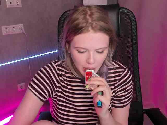 Alisa-Allison webcam