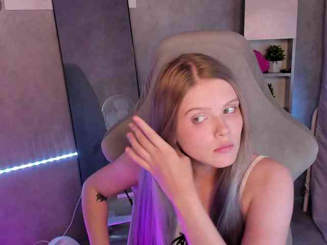 Alisa-Allison webcam