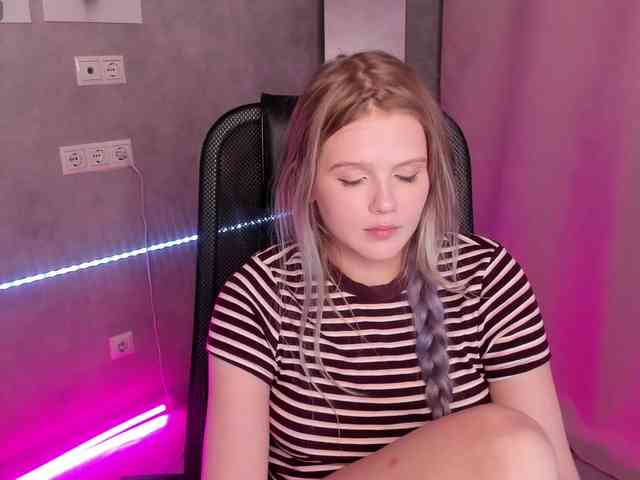 Alisa-Allison webcam