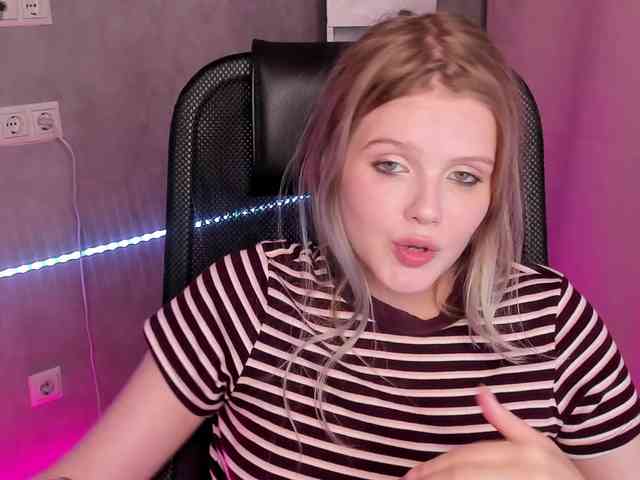 Alisa-Allison webcam