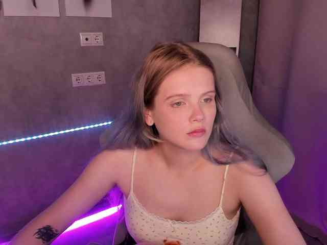 Alisa-Allison webcam