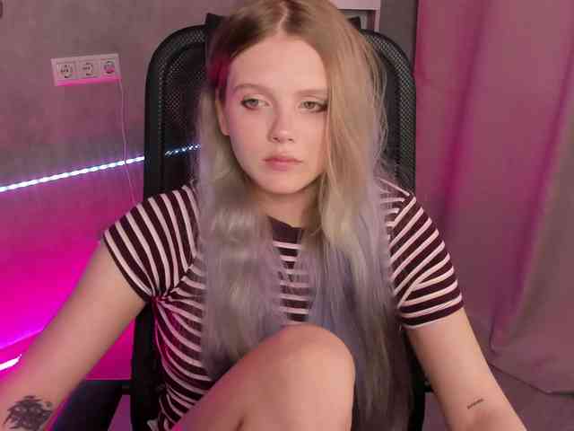 Alisa-Allison webcam