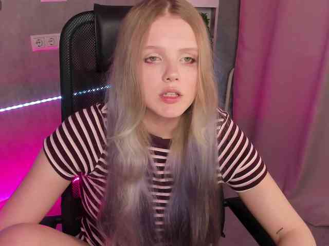 Alisa-Allison webcam
